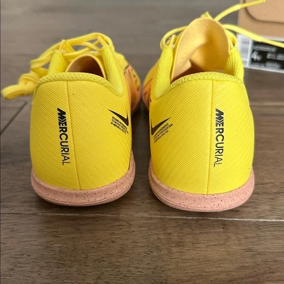 Nike JR Vapor 15 Club IC, Indoor Soccer Shoe, Youth 4 - Picture 4 of 5